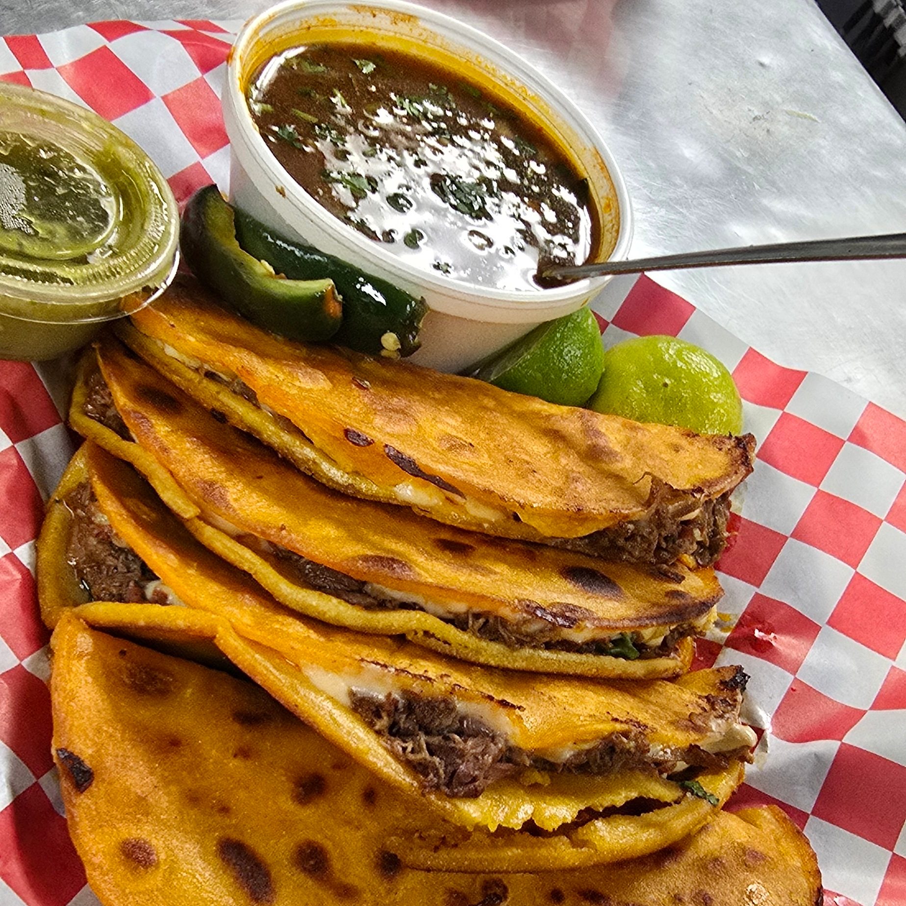 Tacos Rojos De Biria De Res Con Queso.